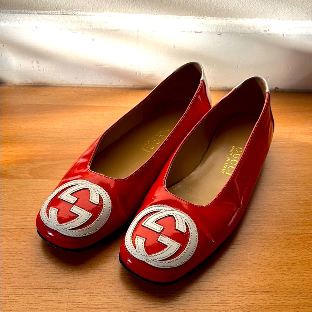 Gucci orange Leather Flats with white Logo. Made in Italy.